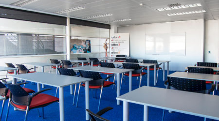 Alquiler de Salas para Reuniones en Alcobendas - Sala Pamplona - Mesas distribuidas con sillas perfectas para formación.